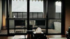 活ガニを楽しめるかにすき鍋がある温泉旅館は漁港に近い宿はどこ？